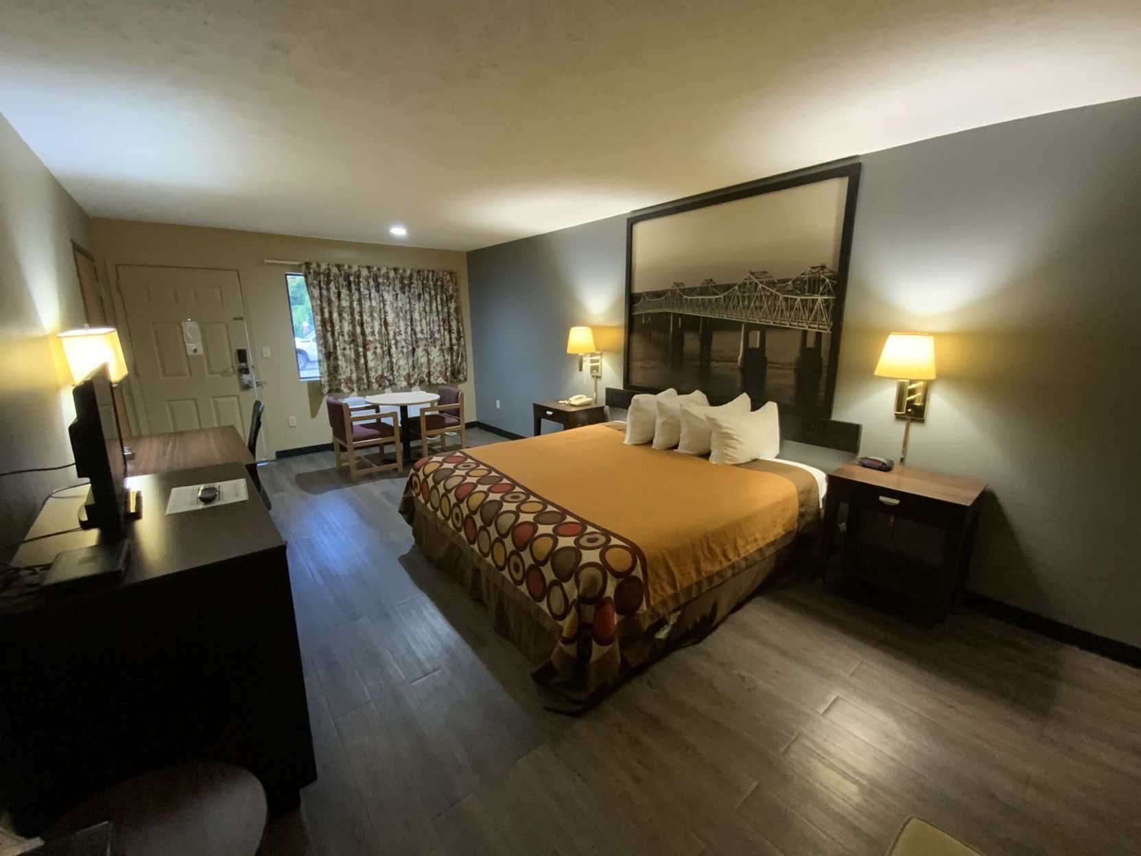 Schreibtisch, Bügeleisen/Bügelbrett, kostenlose Babybetten