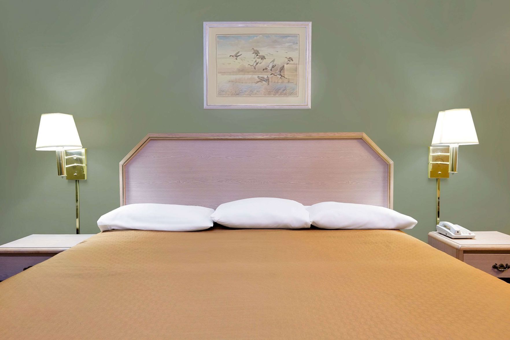 Schreibtisch, Bügeleisen/Bügelbrett, kostenlose Babybetten