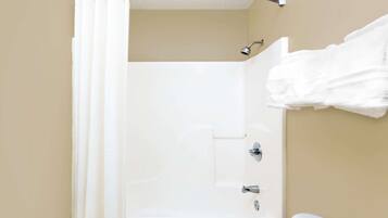 Een bad/douchecombinatie, gratis toiletartikelen, handdoeken