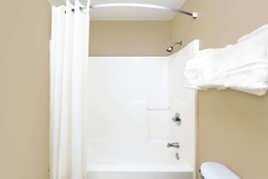 Combined shower/bathtub, free toiletries, towels - Super 8 by Wyndham Kosciusko (Kosciusko)