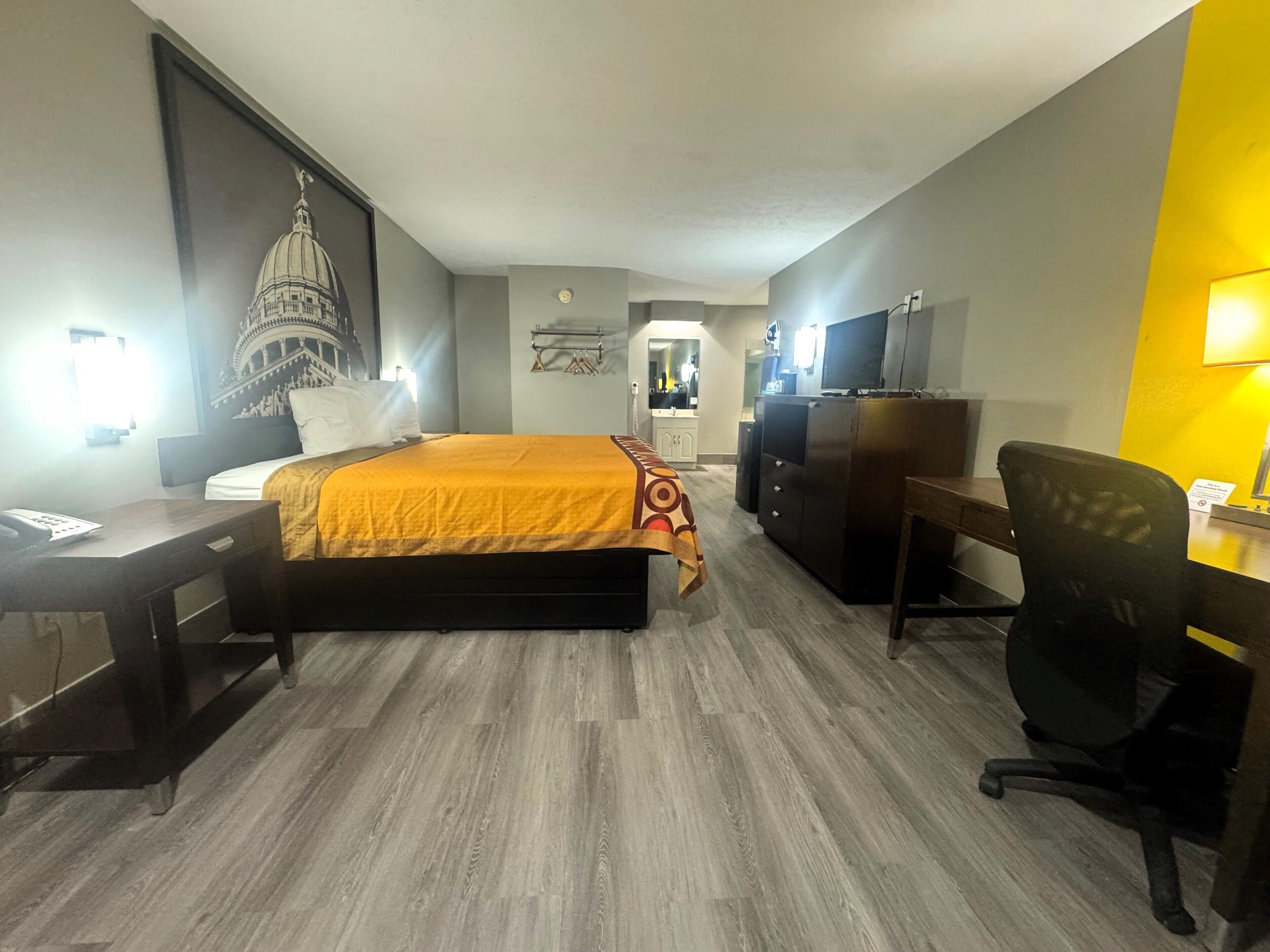 Bàn, bàn ủi/dụng cụ ủi quần áo, nôi (giường cho trẻ sơ sinh) miễn phí 