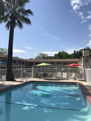 Una piscina al aire libre