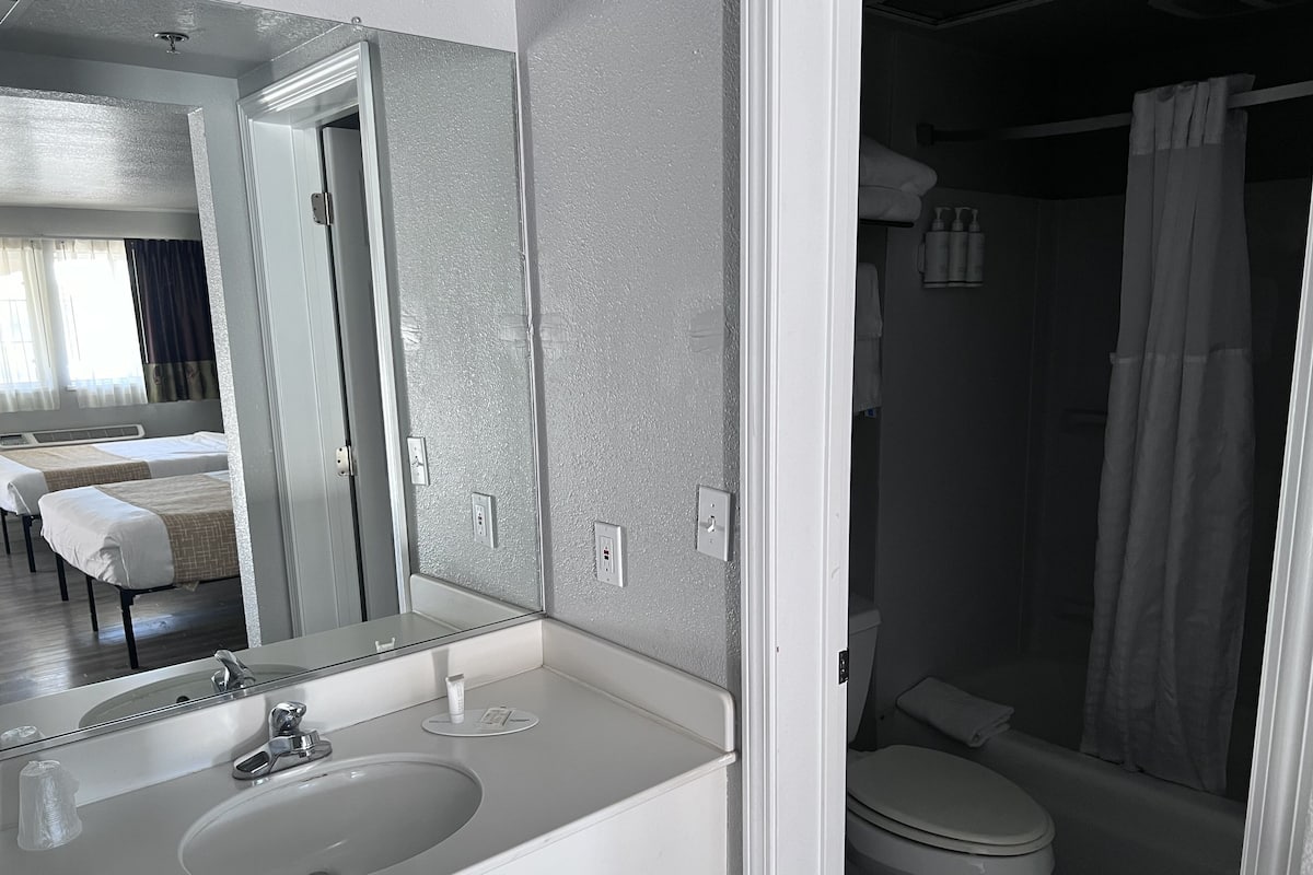 Ensemble baignoire-douche, articles de toilette (gratuits)