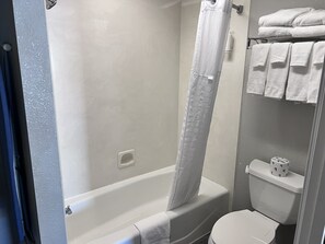 Room, 2 Queen Beds, Non Smoking | Bathroom - Travelodge by Wyndham Redding CA (Redding)