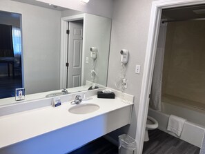 Room, 1 King Bed, Non Smoking | Bathroom - Travelodge by Wyndham Redding CA (Redding)