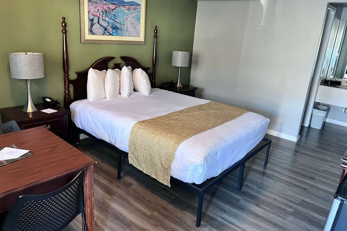 Chambre, 1 grand lit, non-fumeurs | Fer et planche à repasser, Wi-Fi gratuit, draps fournis