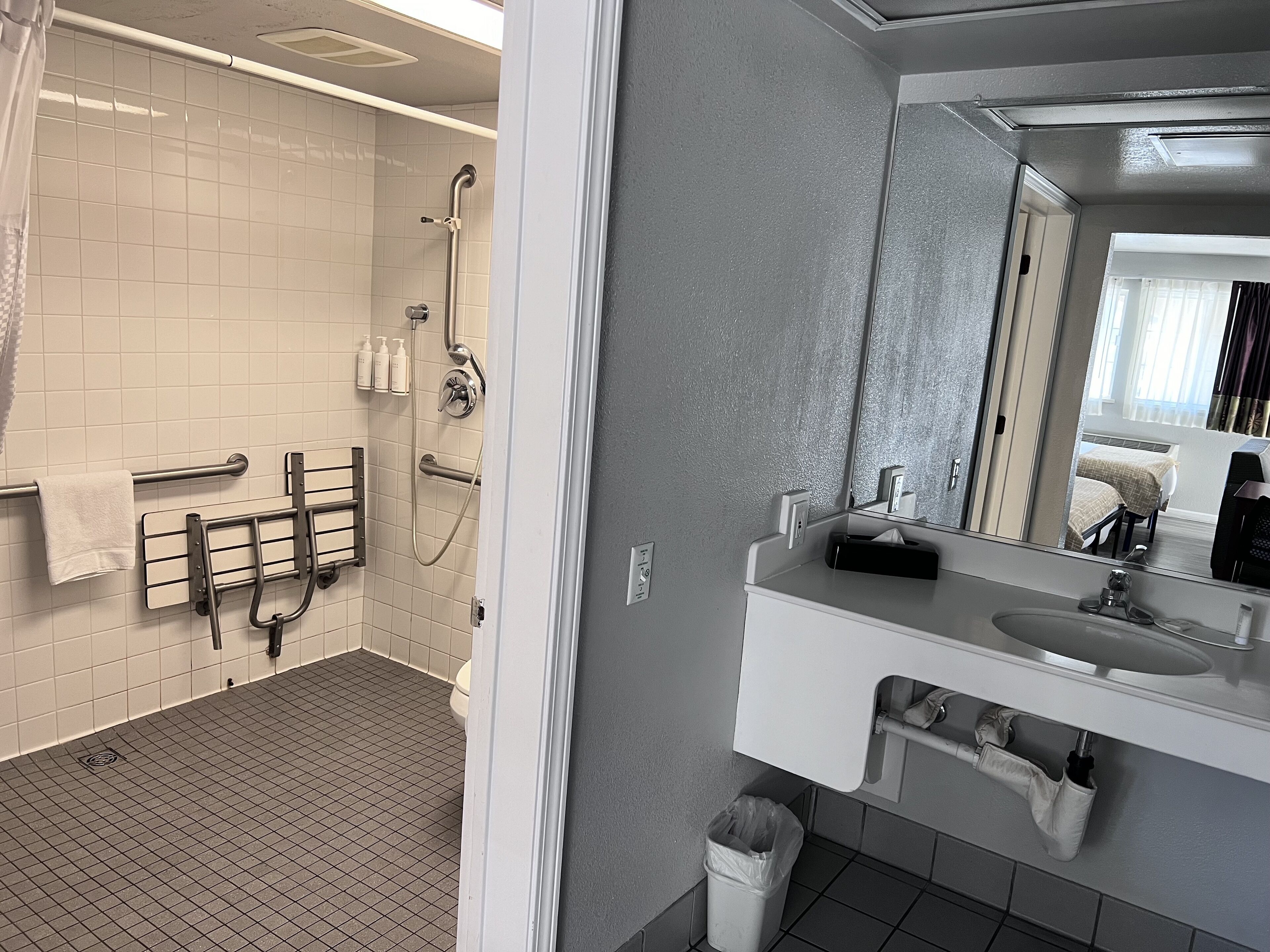 Een bad/douchecombinatie, gratis toiletartikelen, een haardroger