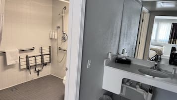 Een bad/douchecombinatie, gratis toiletartikelen, een haardroger