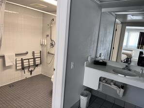 Combined shower/bathtub, free toiletries, hair dryer, towels - Travelodge by Wyndham Redding CA (Redding)