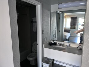 Badkar/dusch, gratis toalettartiklar, hårtork och handdukar