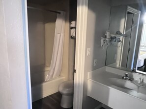 Kombinert dusj/badekar, toalettartikler (inkludert) og hårføner