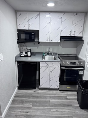 Coffee/tea maker, fridge, microwave, dining tables - Travelodge by Wyndham Redding CA (Redding)