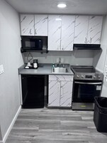 Cafetera/tetera, refrigerador, microondas, mesa de comedor