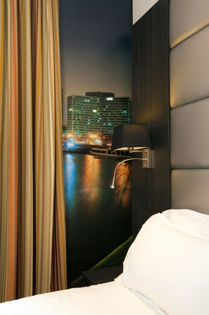 In-room safe, desk, blackout drapes, soundproofing - Hotel Eden Opéra (Paris)