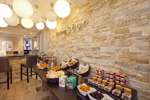 Café da manhã com buffet todos os dias (EUR 16 por pessoa) 