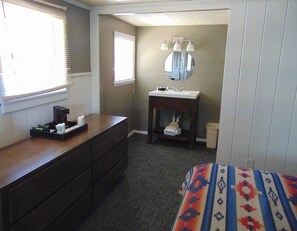 Kamar, 2 Tempat Tidur Queen (Bunkhouse) | Kamar mandi | Kombinasi shower/bathtub dan perlengkapan mandi gratis
