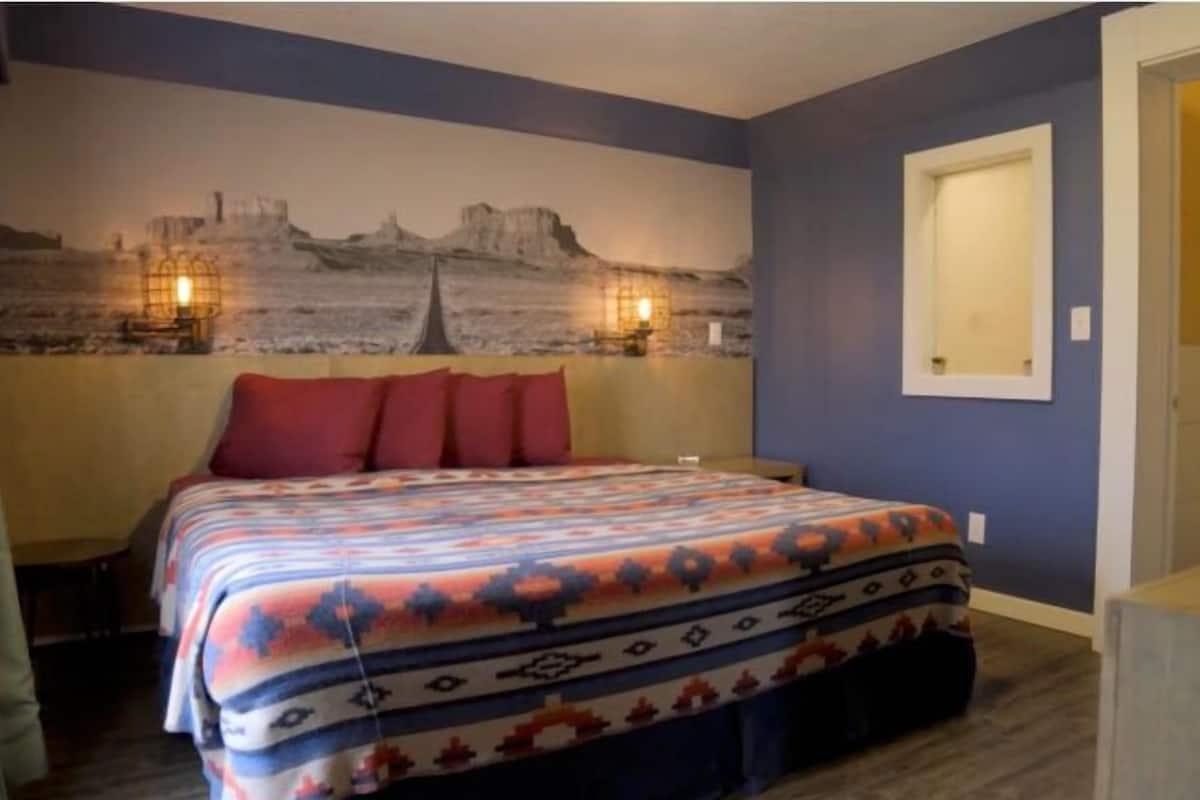 Suite, 1 Tempat Tidur King, Bebas Asap Rokok, sauna (Efficiency, Sauna) | Tirai kedap cahaya, setrika/meja setrika, dan Wi-Fi