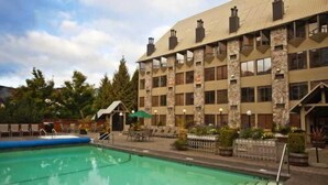Pool - Mountainside Lodge (Whistler)