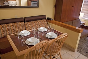 Deluxe Suite, 1 Bedroom | In-room dining