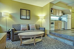 Hypo-allergenic bedding, in-room safe, iron/ironing board, free WiFi