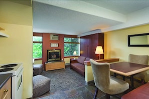 Studio | Hypo-allergenic bedding, in-room safe, iron/ironing board, free WiFi