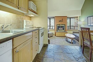 Hypo-allergenic bedding, in-room safe, iron/ironing board, free WiFi