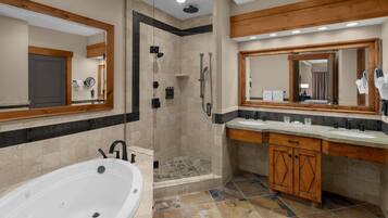 Un baño moderno con cabina de ducha, bañera y tocador con espejo.
