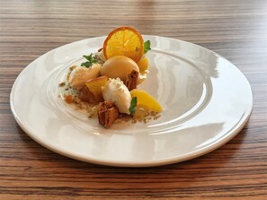 朝食、ランチ、ディナーに営業