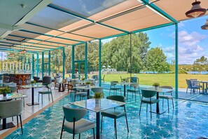 朝食、ランチ、ディナーに営業