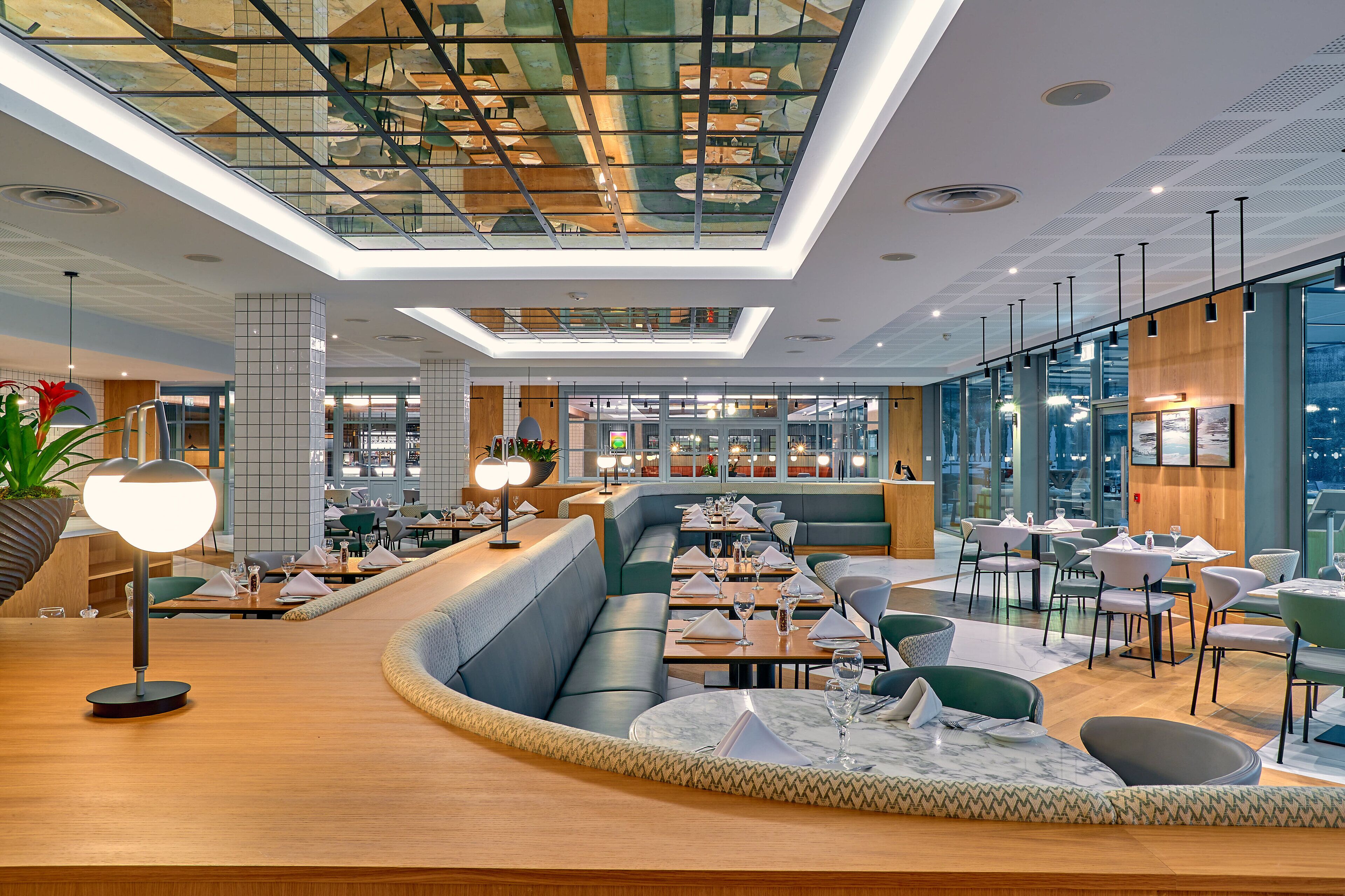 تقديم الإفطار والغداء والعشاء