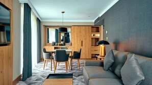 Una sala de estar moderna con un sofá, una mesa de centro y un comedor con sillas y una mesa.