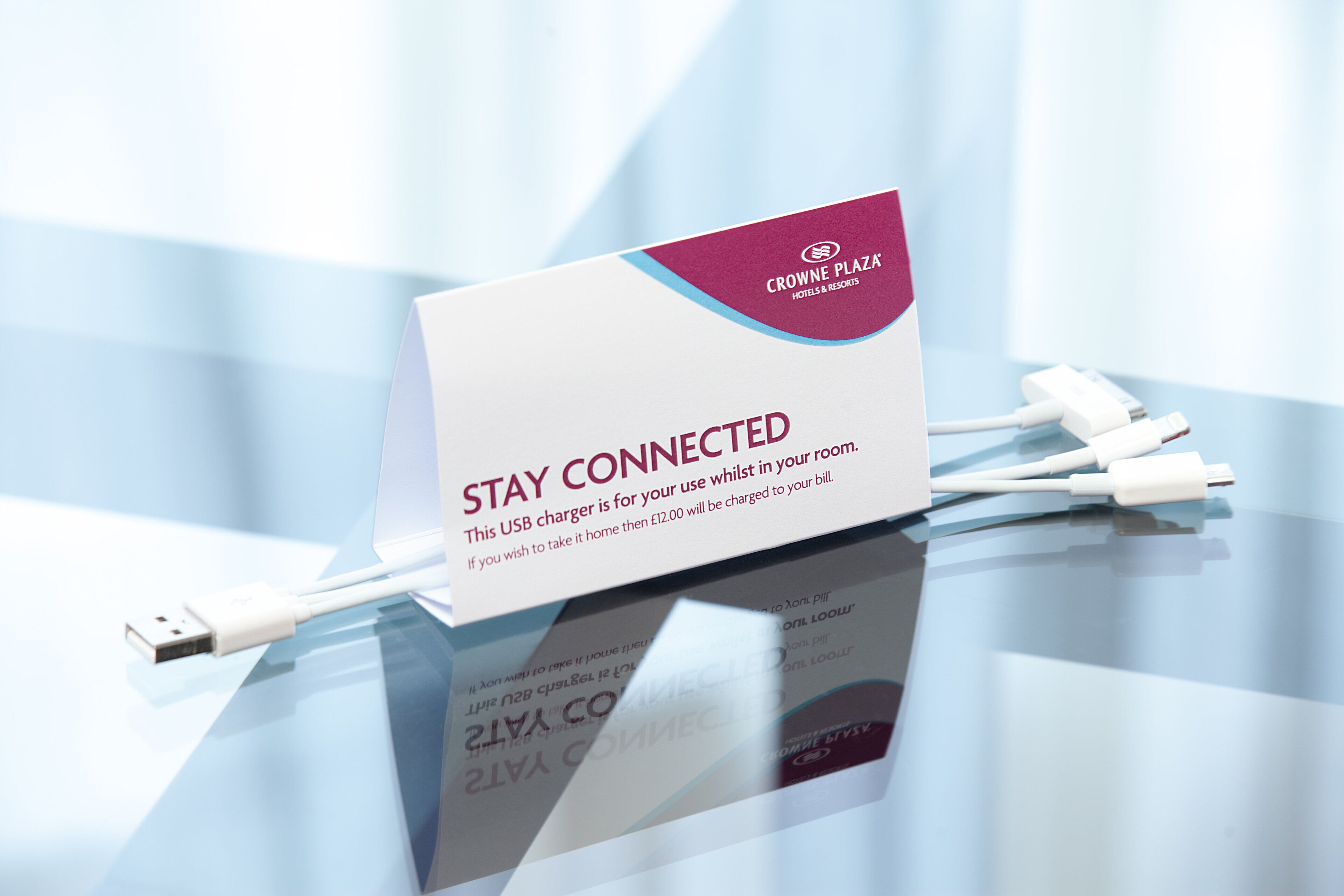 Ein Hotelschild mit einer USB-Ladestation und einer Information zum Verbleib in Verbindung.