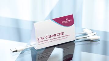 Ein Hotelschild mit einer USB-Ladestation und einer Information zum Verbleib in Verbindung.