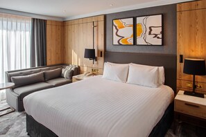 高級寝具、セーフティボックス (室内)、デスク、ノートパソコン用作業スペース