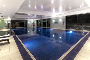 Innendørsbasseng og solsenger