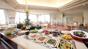 Ein reichhaltiges Buffet mit verschiedenen Speisen und einem dekorativen Mittelstück.