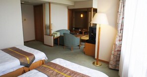 Japanese Twin Room (2 single beds and 2 Japanese futons) | In-room safe, desk, soundproofing, free WiFi - Hotel J's Nichinan Resort (Nichinan)