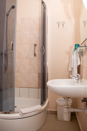 Chambre Économique Double ou avec lits jumeaux | Salle de bain | Articles de toilette gratuits, sèche-cheveux, serviettes fournies