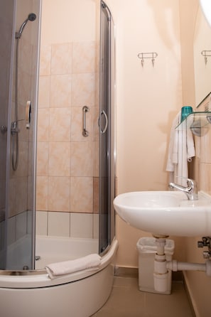 Economy Double or Twin Room | Bathroom | Free toiletries, hair dryer, towels