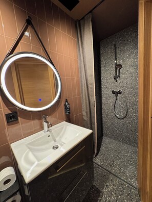 Deluxe tweepersoonskamer | Badkamer | Gratis toiletartikelen, een haardroger, handdoeken, zeep