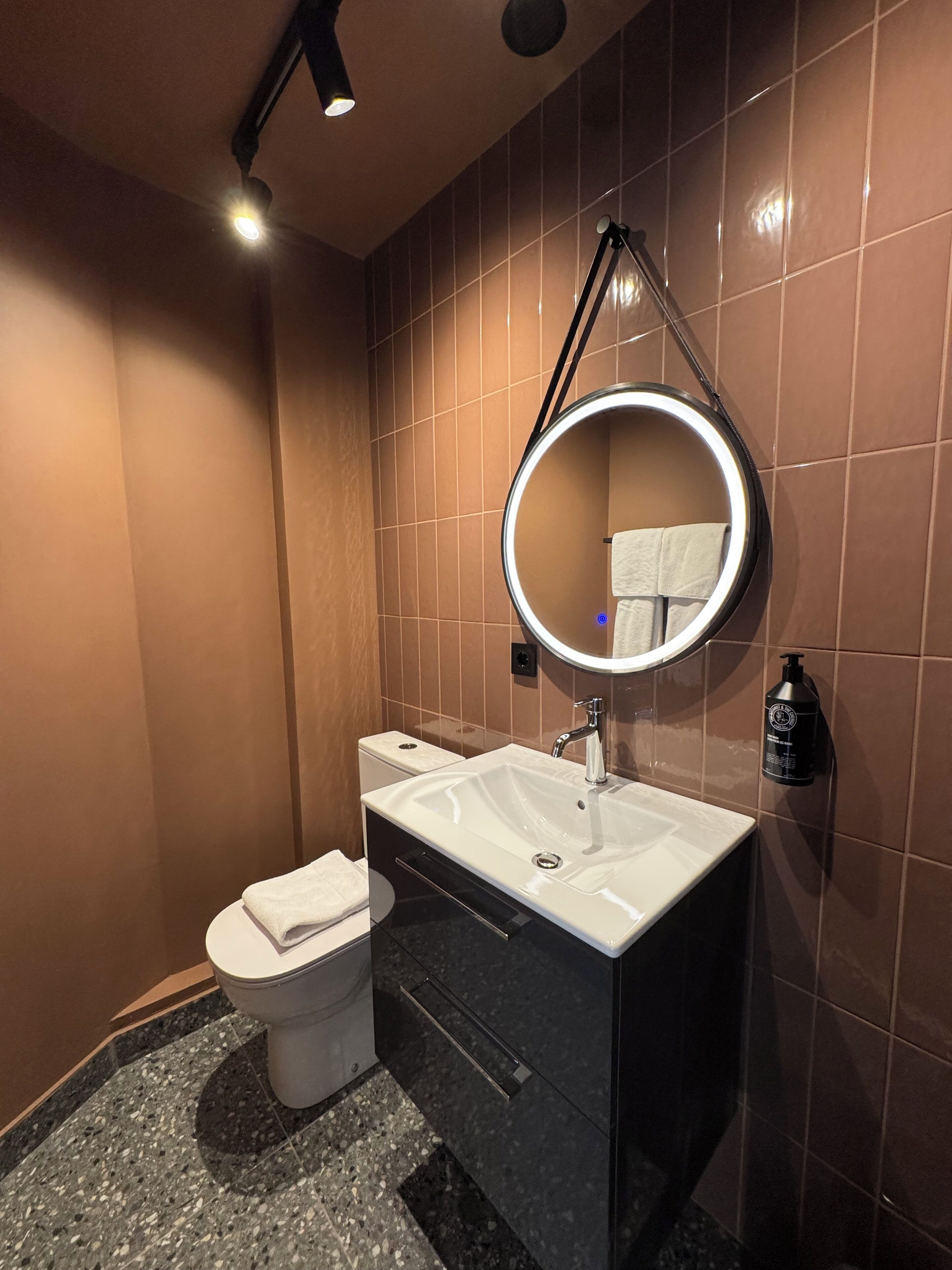 Habitación doble Deluxe | Baño | Amenidades de baño gratuitas, secadora de cabello, toallas, jabón 