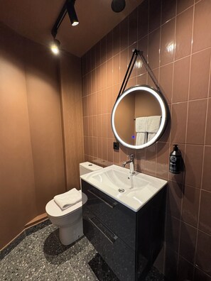 Deluxe-Doppelzimmer | Badezimmer | Kostenlose Toilettenartikel, Haartrockner, Handtücher, Seife