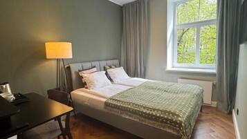 デラックス ダブルルーム | セーフティボックス (室内)、WiFi (無料)、ベッドシーツ