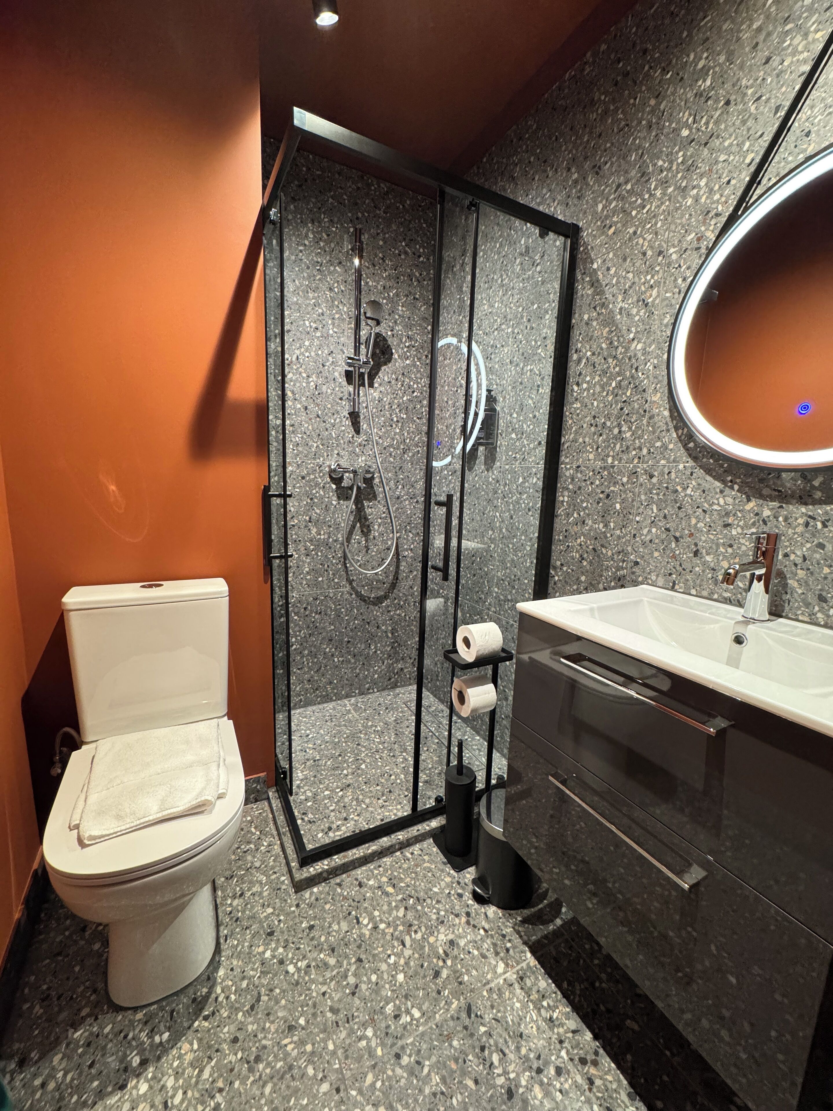 华丽双人房 | 浴室 | 免费洗浴用品、吹风机、毛巾、肥皂