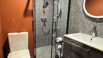 デラックス ダブルルーム | バスルーム | バスアメニティ (無料)、ヘアドライヤー、タオル、石鹸