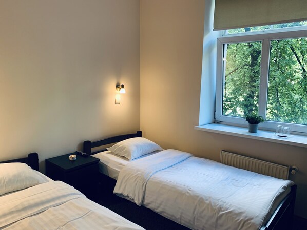 Economy kamer, 1 twee- of 2 eenpersoonsbedden | Een kluis op de kamer, extra bedden, gratis wifi, beddengoed