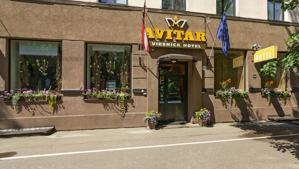 A building with a sign reading "AVITAR VIESnica Hotel". - Hotel Avitar (Riga)