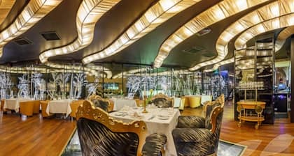Royal Square Hotel & Suites