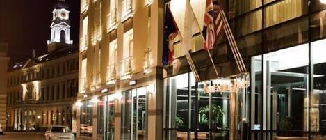 Boendets fasad - kvÀll/natt