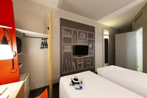 Standard Room | Bathroom | Shower, hair dryer, towels